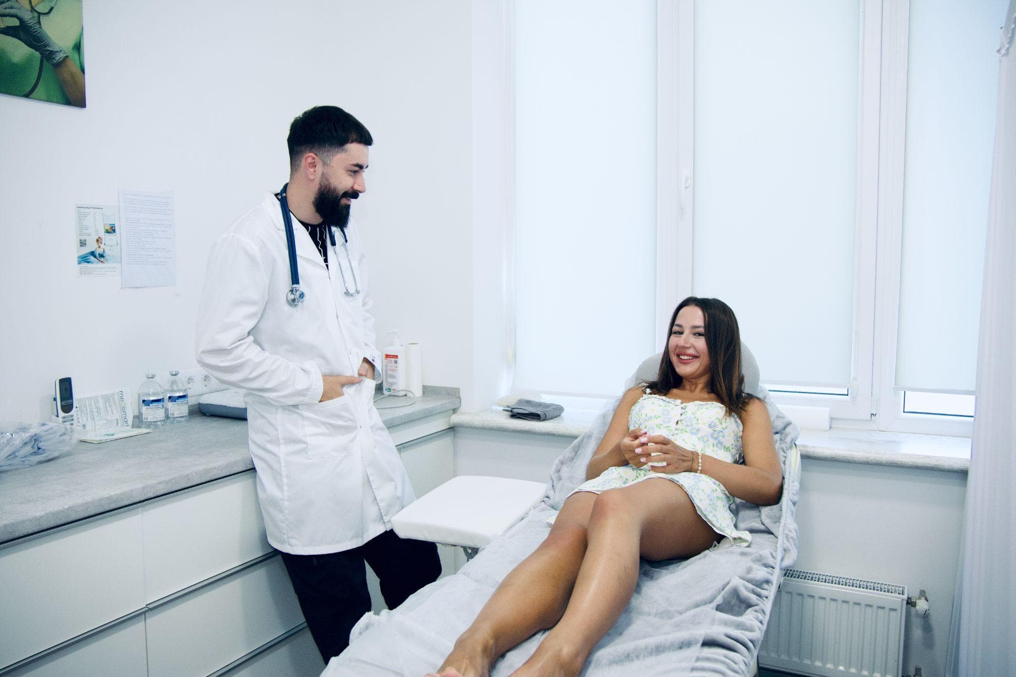 Лікар Help Clinic поруч із пацієнткою