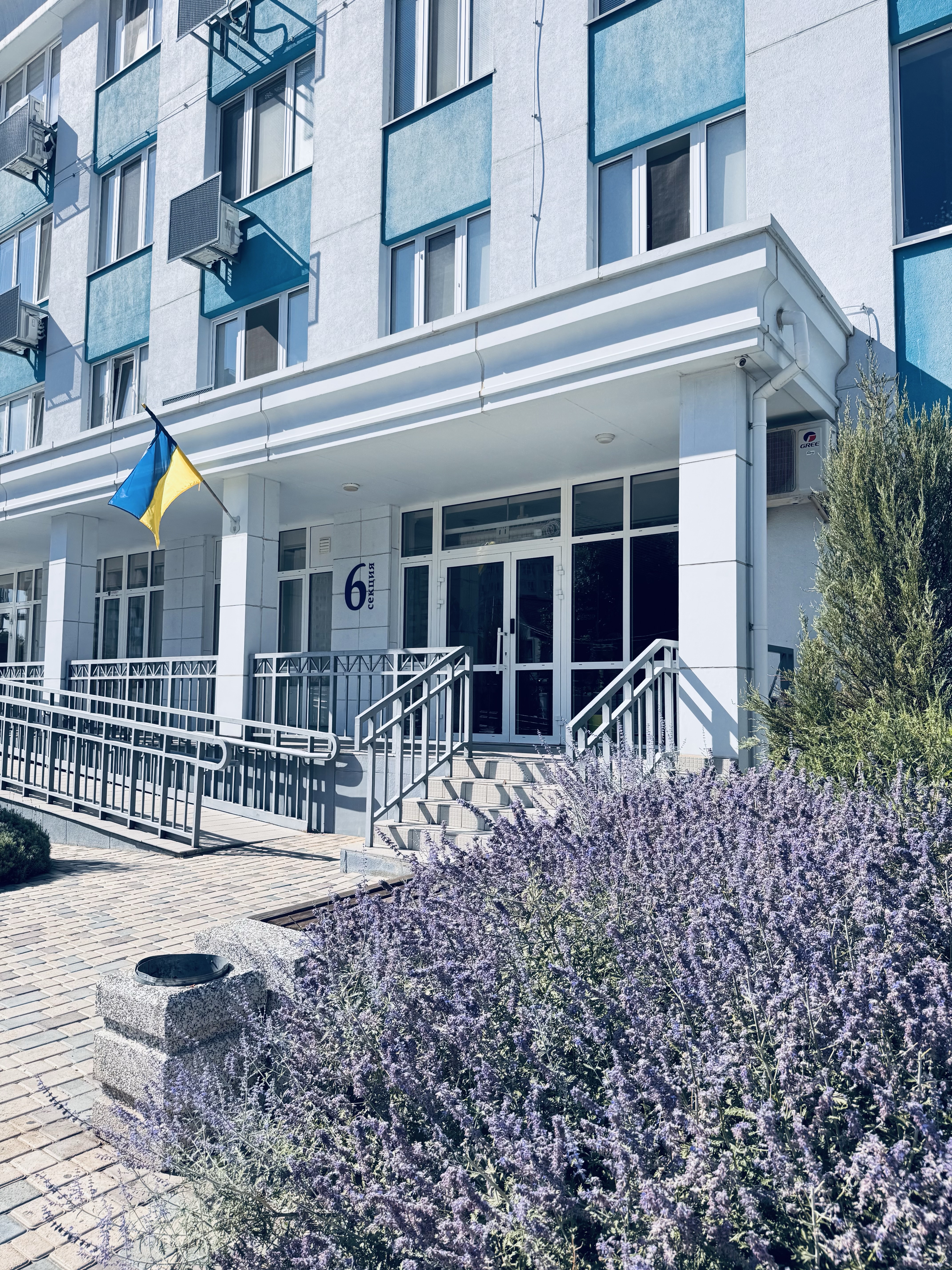 Вхід до Help Clinic — ЖК «Омега», 6 секція